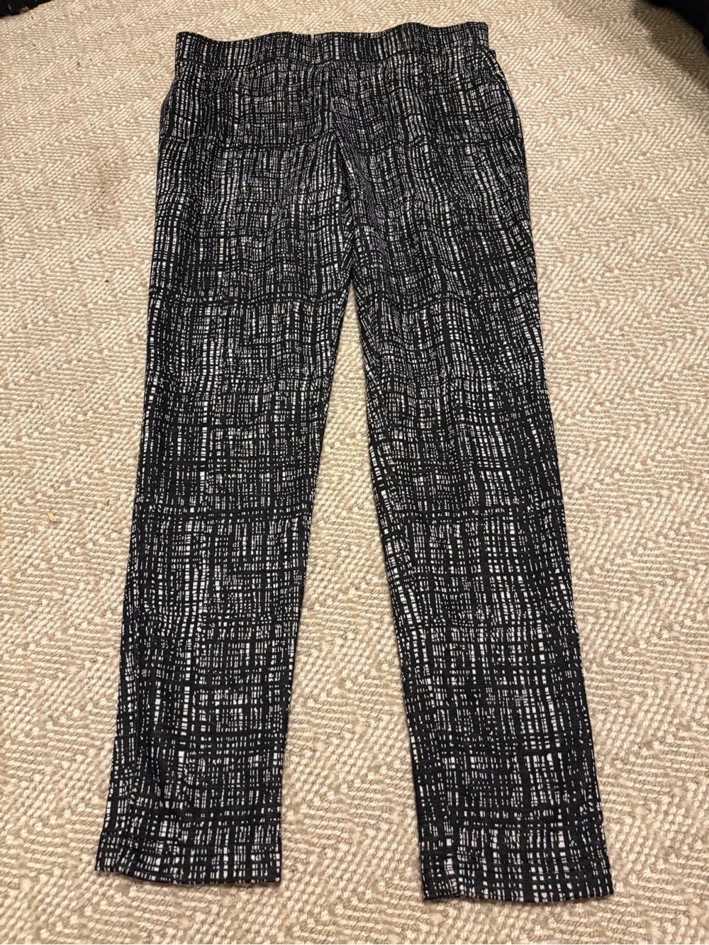 Women's Black & White Patterned Stretch Capri Pants